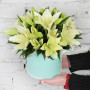 5 белых лилий в коробке фото 2